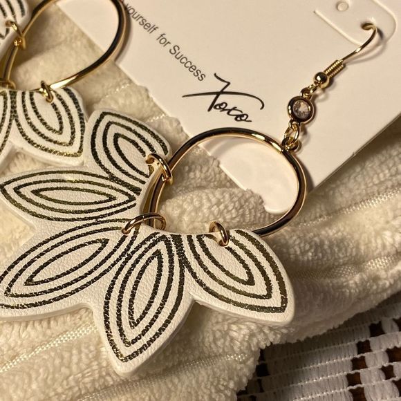 NWT VEGAN WHITE LEATHER FLORAL HYDRANGEA STATEMENT EARRINGS WHITE GOLD ACCENT - Picture 4 of 14